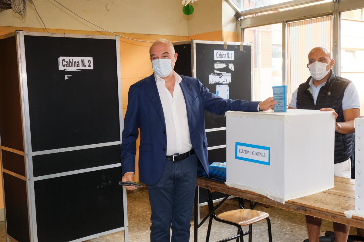 Elezioni, affluenza in calo: alle 23 di domenica è al 41,65%. Crollo nelle grandi città Elezioni, affluenza in calo: alle 23 di domenica è al 41,65%. Crollo nelle grandi città