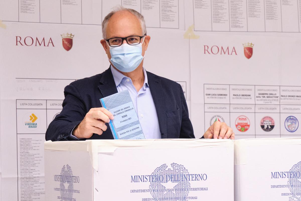Elezioni, affluenza in calo: alle 23 di domenica è al 41,65%. Crollo nelle grandi città Elezioni, affluenza in calo: alle 23 di domenica è al 41,65%. Crollo nelle grandi città