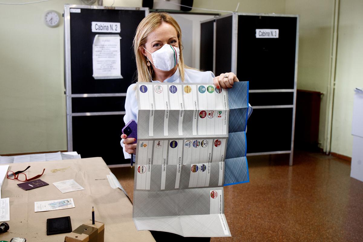 Elezioni, affluenza in calo: alle 23 di domenica è al 41,65%. Crollo nelle grandi città Elezioni, affluenza in calo: alle 23 di domenica è al 41,65%. Crollo nelle grandi città