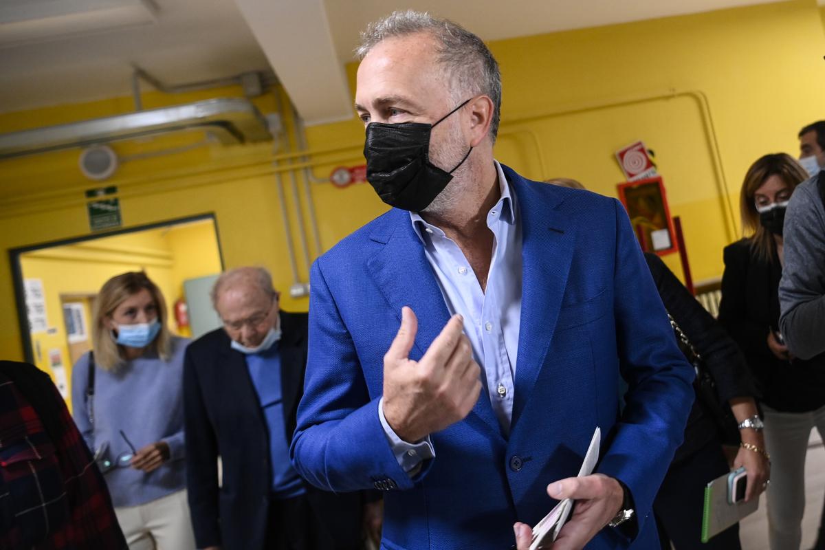 Elezioni, affluenza in calo: alle 23 di domenica è al 41,65%. Crollo nelle grandi città Elezioni, affluenza in calo: alle 23 di domenica è al 41,65%. Crollo nelle grandi città