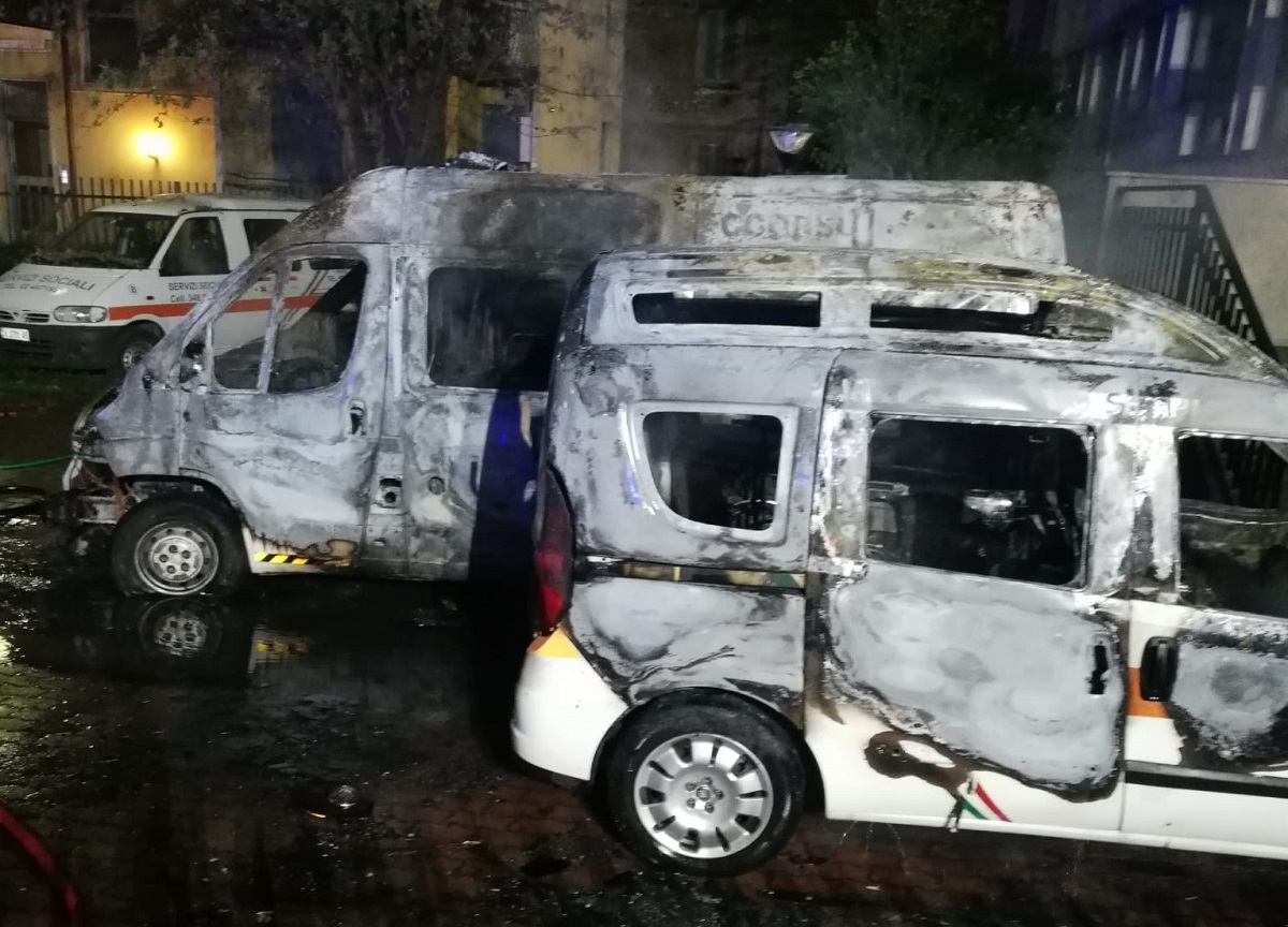 Distrutti dalle fiamme tre mezzi della Corsico Soccorso Distrutti dalle fiamme tre mezzi della Corsico Soccorso
