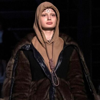 Moda, modella sfila con collana-cappio al collo. Givenchy nella bufera