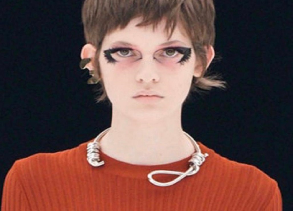 Galleria foto 'Moda, modella sfila con collana-cappio al collo. Givenchy nella bufera' - foto 1
