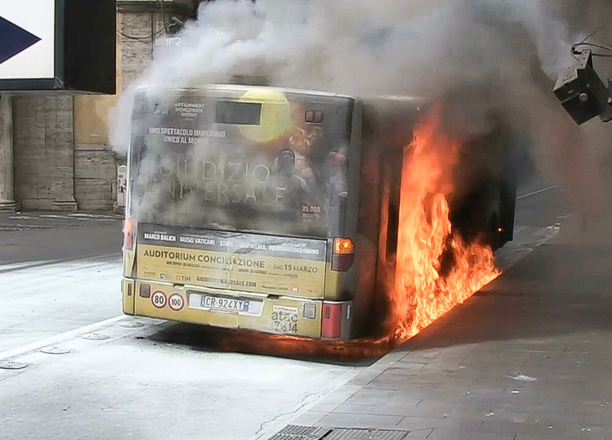 Roma, in fiamme la rimessa Atac. Almeno 30 autobus completamenti distrutti Roma, in fiamme la rimessa Atac. Almeno 30 autobus completamenti distrutti