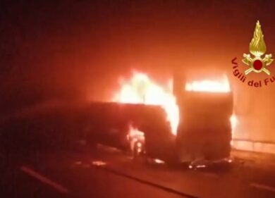 Roma, in fiamme la rimessa Atac. Almeno 30 autobus completamenti distrutti