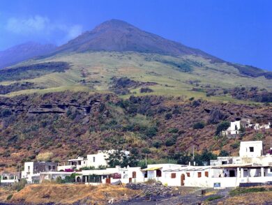 Stromboli, forte esplosione: boato avvertito in tutta l’isola