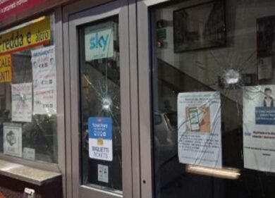 Milano, vetrine spaccate nella sede all’Ortica di Pd e Anpi