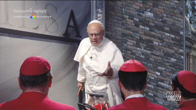 Fratelli di Crozza: Papa Francesco intento a chiudere la chiesa dopo il rapporto sulla pedofilia in Francia