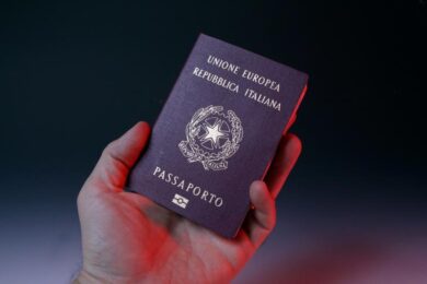Tributi, il governo cancella le micro tasse su passaporti, lauree e auto