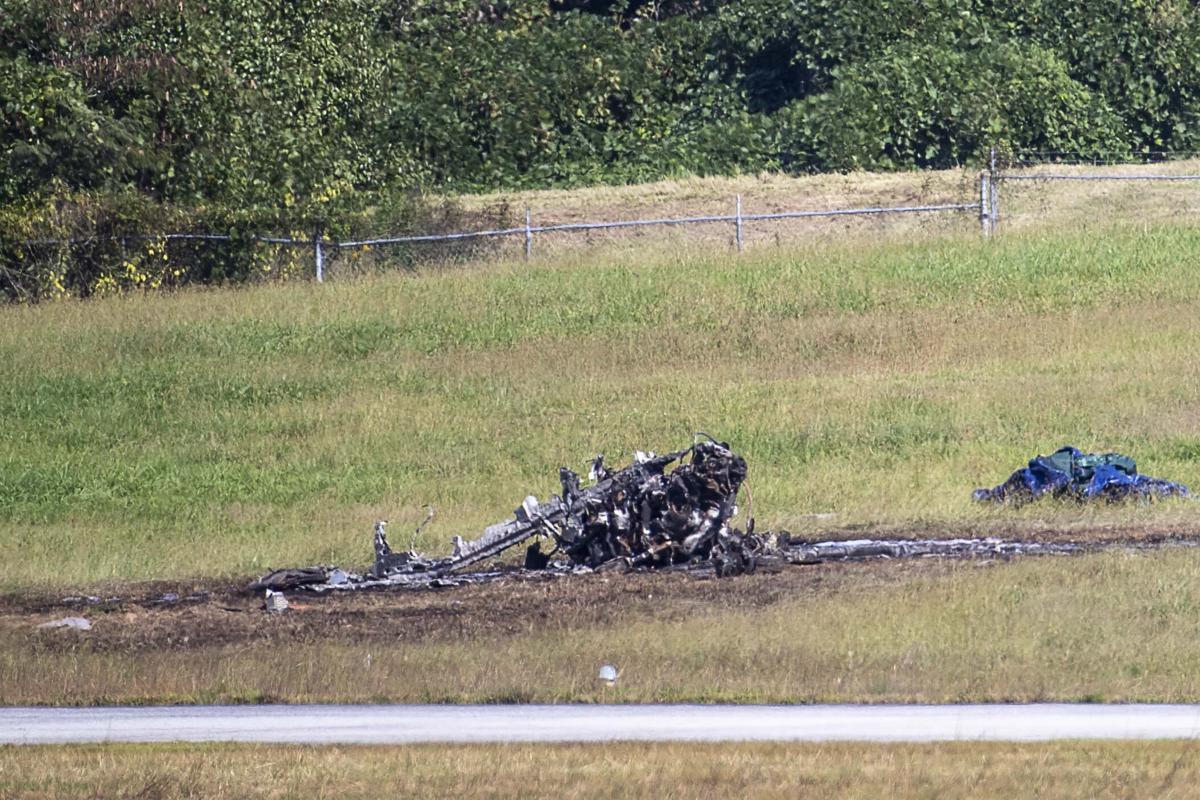 Aereo di paracadutisti cade e si spezza in due: 16 morti