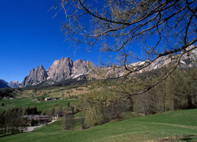 Dolomiti, maxi frana sopra Cortina. Esperti: “Non c’è più ghiaccio in cima”