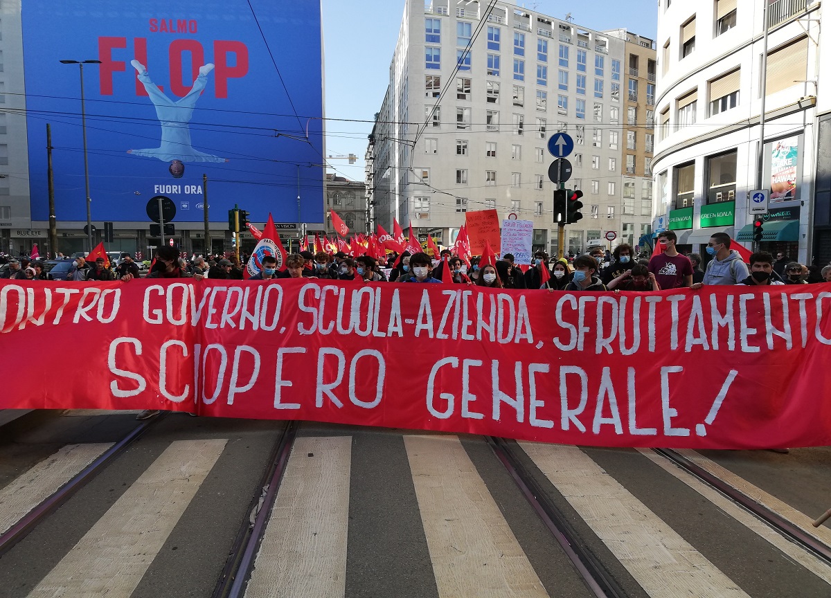 Sciopero, studenti milanesi in corteo contro le classi pollaio Sciopero, studenti milanesi in corteo contro le classi pollaio