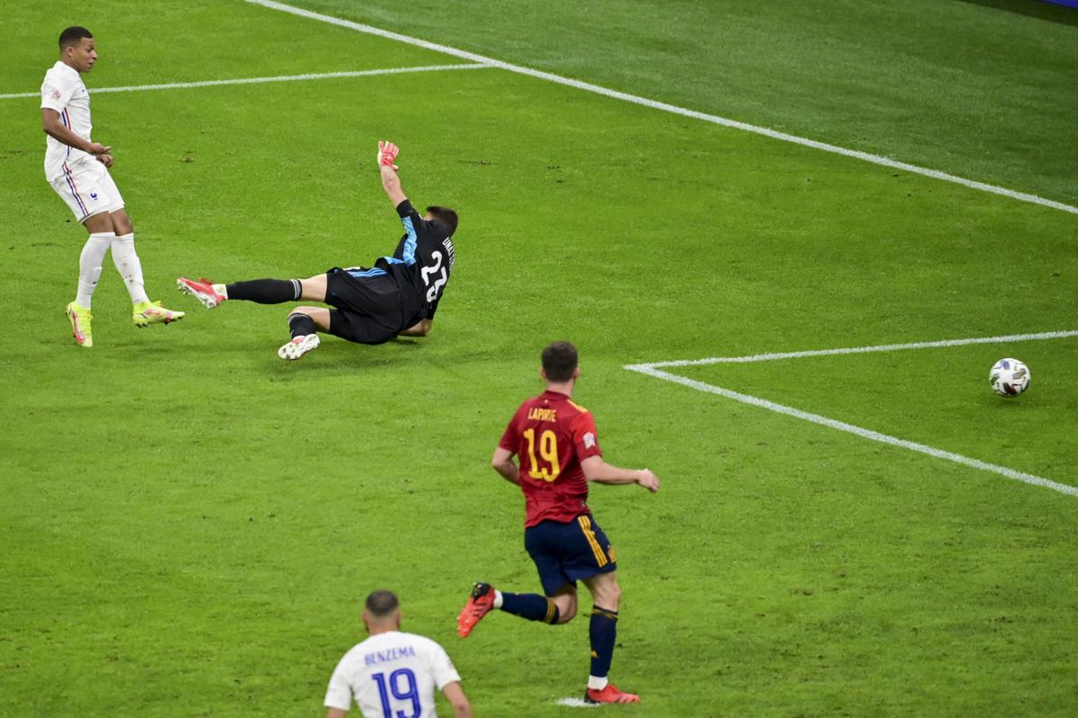 Mbappè gol e bufera sulla Nations League alla Francia. “Scandalo”. Caos Var Mbappè gol e bufera sulla Nations League alla Francia. “Scandalo”. Caos Var