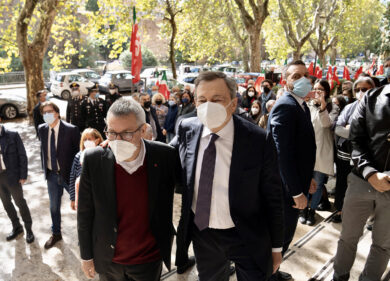 Cgil Roma, visita di solidarietà per Draghi a Landini tra abbracci e applausi