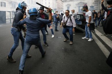No Green Pass, quei video che mostrano la polizia attaccare il corteo pacifico