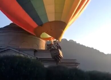 Como, mongolfiera danneggia il Tempio Voltiano. Video