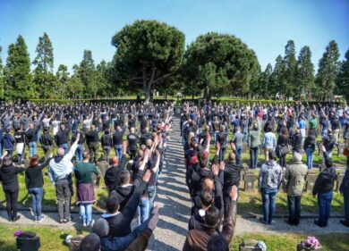Saluti romani al Cimitero Maggiore di Milano, per la Cassazione non è reato