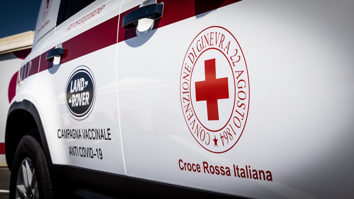 Land Rover al fianco di Croce Rossa Italiana impegnata nella campagna Covid-19