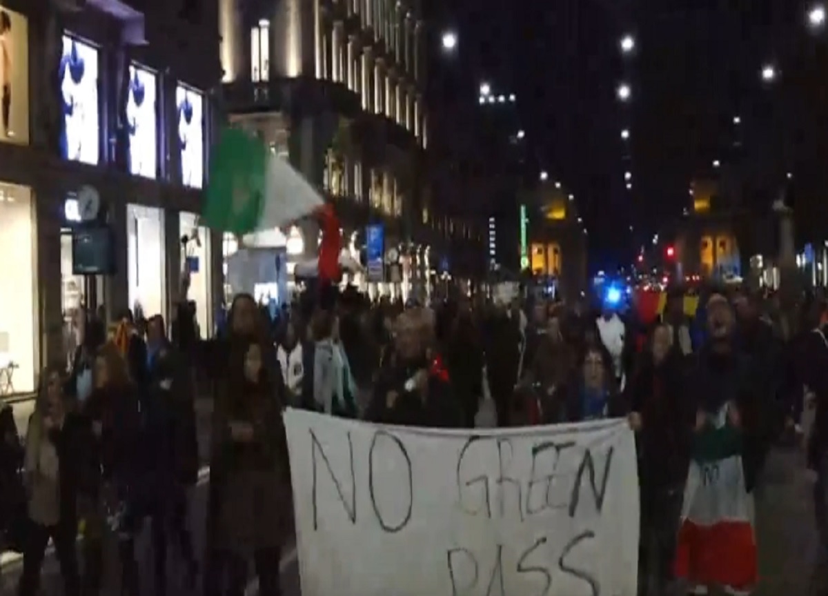 No Green Pass, corteo non autorizzato blocca il traffico a Milano No Green Pass, corteo non autorizzato blocca il traffico a Milano
