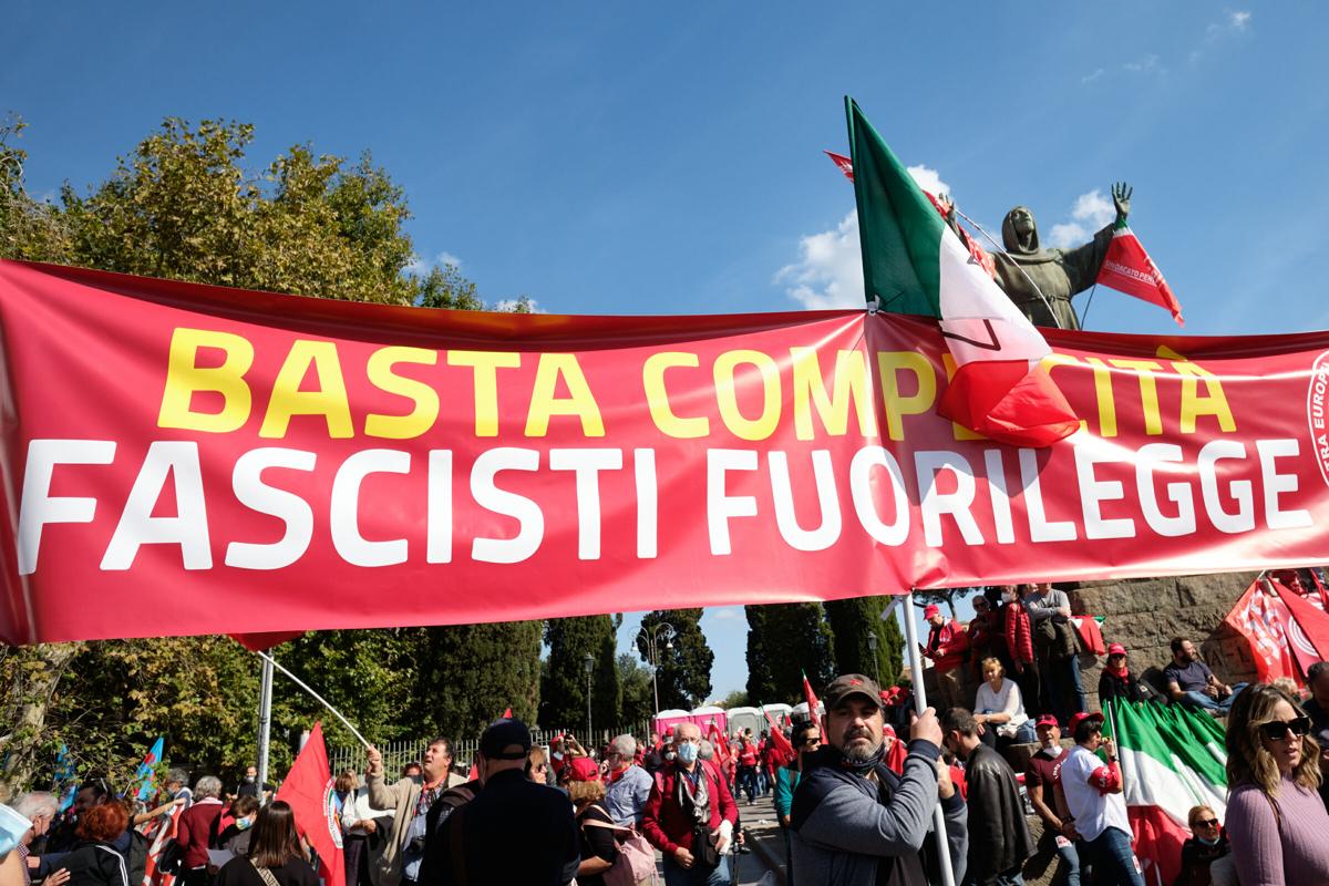 Manifestazione sindacati, Landini: “Stato sciolga le forze neofasciste” Manifestazione sindacati, Landini: “Stato sciolga le forze neofasciste”