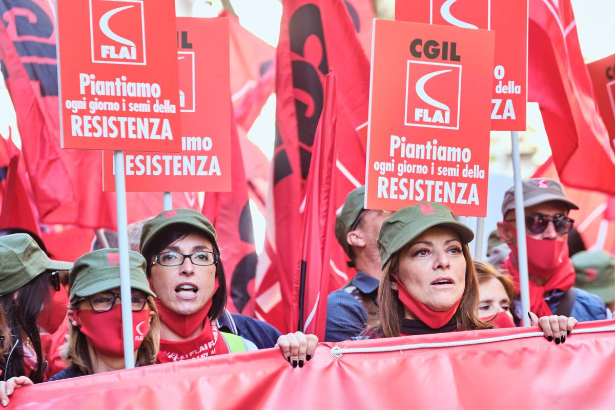 Manifestazione sindacati, Landini: “Stato sciolga le forze neofasciste” Manifestazione sindacati, Landini: “Stato sciolga le forze neofasciste”