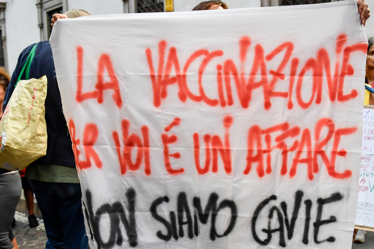 No Green pass, migliaia di persone in corteo a Milano. Tensione a Torino No Green pass, migliaia di persone in corteo a Milano. Tensione a Torino