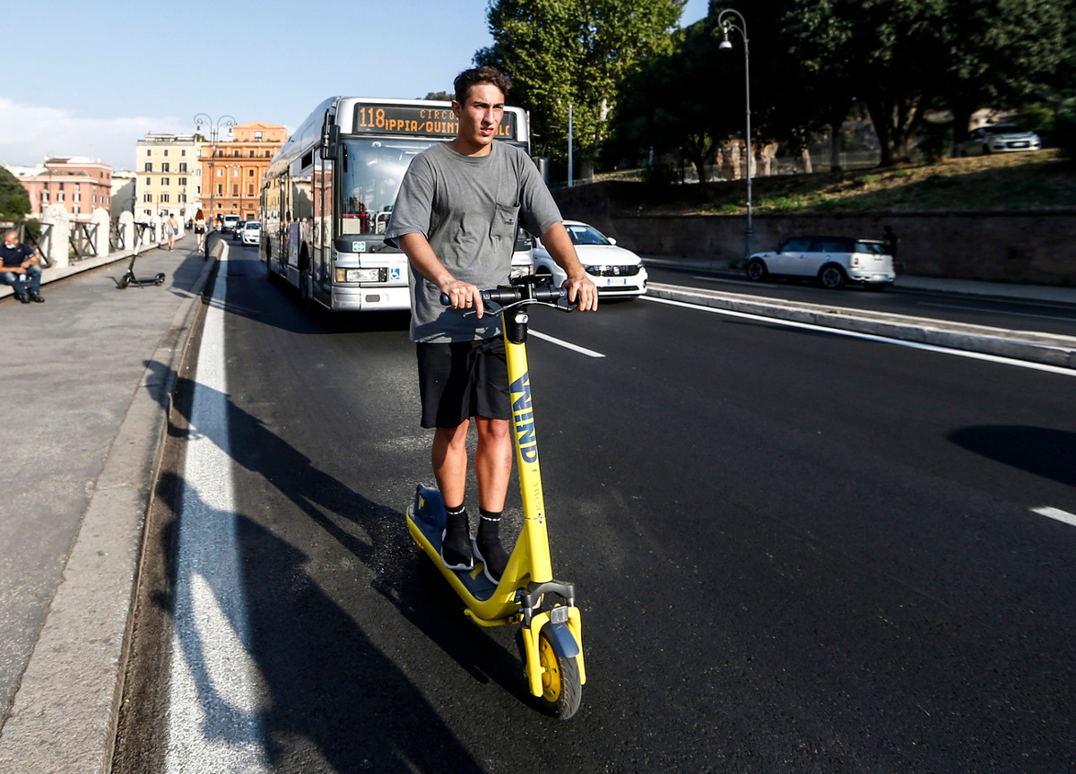 Monopattini, ecco l’attesa stretta. Assicurazione e casco saranno obbligatori