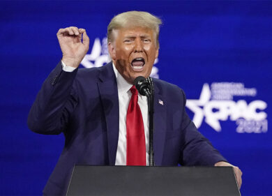 “Trump è tenuto in scacco da Putin grazie a un video erotico compromettente”