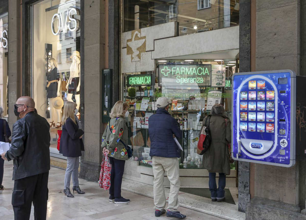 Green Pass, le risse nelle farmacie per il tampone. Interventi della polizia