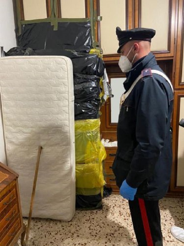 Nasconde il cadavere della madre in casa per anni per prendere la sua pensione