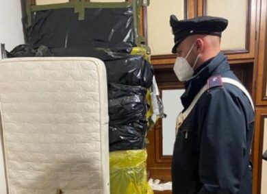 Nasconde il cadavere della madre in casa per anni per prendere la sua pensione