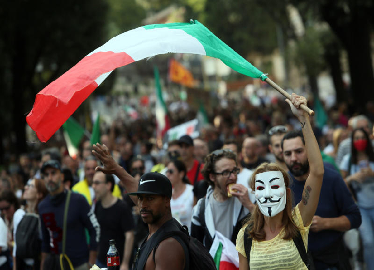 Portuali Trieste, la polizia sgombera il porto. No Green Pass accerchiati