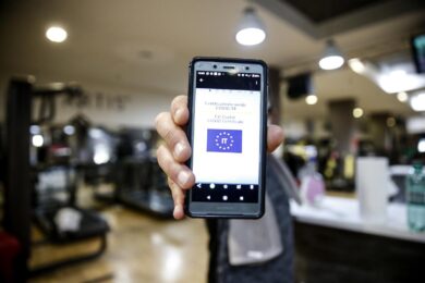 Green Pass, bagarre nell’Assemblea Regionale Siciliana: fuori due deputati