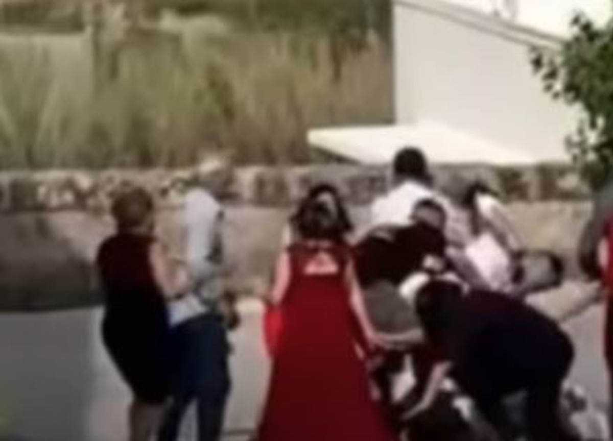 “Si è strusciato e mi ha afferrato il seno”. Testimone denunciato dalla sposa
