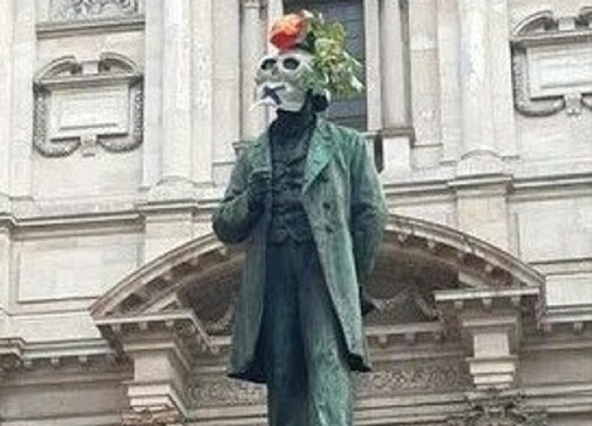 Teschi sulle statue: il blitz notturno fa tre “vittime” anche a Milano Teschi sulle statue: il blitz notturno fa tre “vittime” anche a Milano