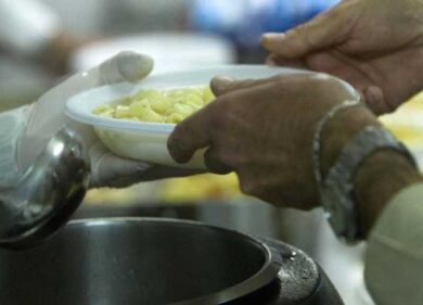 Povertà, nel Milanese la crisi è acuta: +95% di richieste di cibo e aiuto
