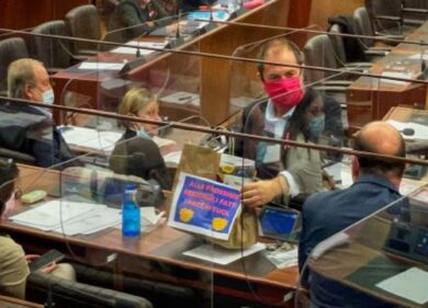 Inchiesta ‘Lobby nera’, Usuelli dona un pacco alimentare a Bastoni. VIDEO