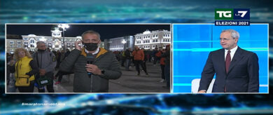 Trieste, bruciati cartelli contro Draghi: ecco la reazione di Mentana. VIDEO