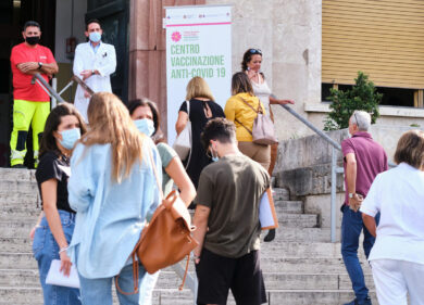 Coronavirus, Brusaferro gela gli entusiasmi: “Servirà la terza dose per tutti”