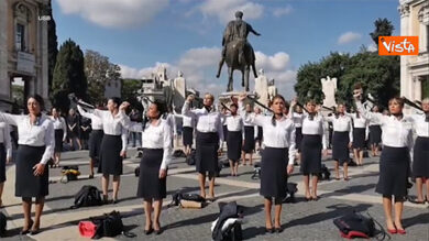 Le dipendenti Alitalia si spogliano in Campidoglio, il flashmob a Roma