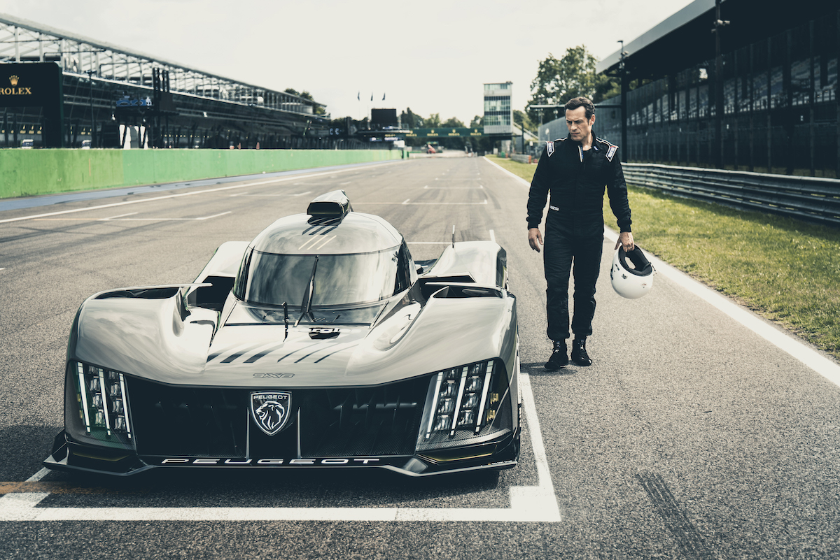 Stefano Accorsi porta in pista la nuova Peugeot 908 9X8 Hypercar Stefano Accorsi porta in pista la nuova Peugeot 908 9X8 Hypercar