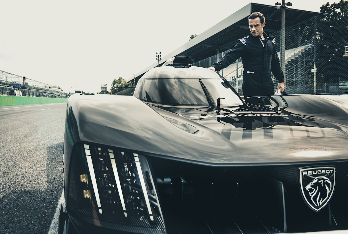 Stefano Accorsi porta in pista la nuova Peugeot 908 9X8 Hypercar Stefano Accorsi porta in pista la nuova Peugeot 908 9X8 Hypercar