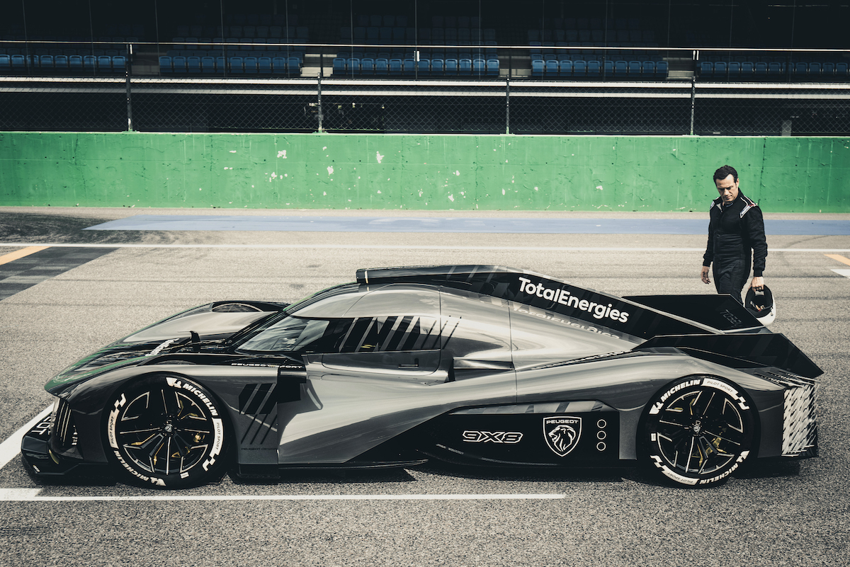 Stefano Accorsi porta in pista la nuova Peugeot 908 9X8 Hypercar Stefano Accorsi porta in pista la nuova Peugeot 908 9X8 Hypercar