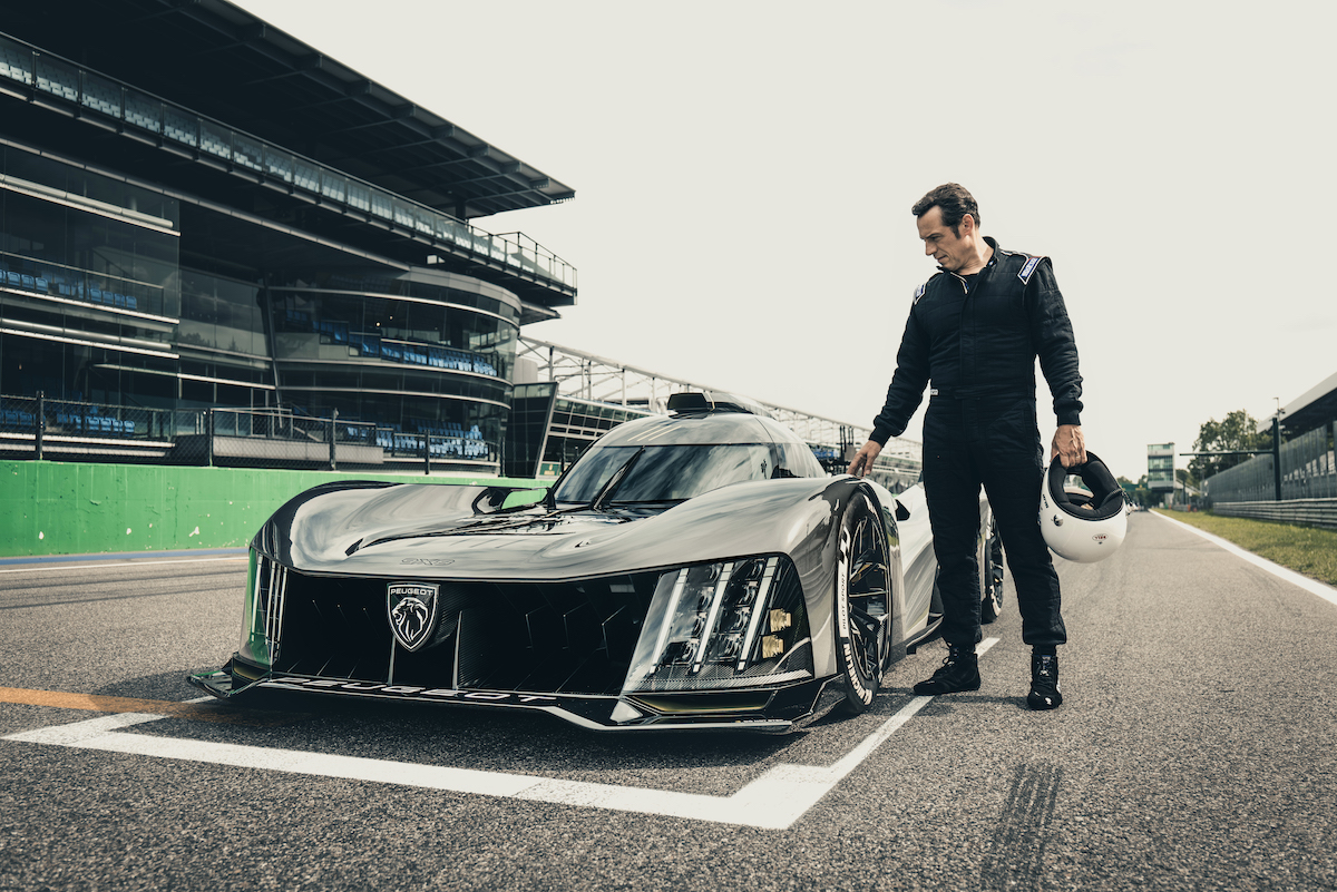 Stefano Accorsi porta in pista la nuova Peugeot 908 9X8 Hypercar Stefano Accorsi porta in pista la nuova Peugeot 908 9X8 Hypercar