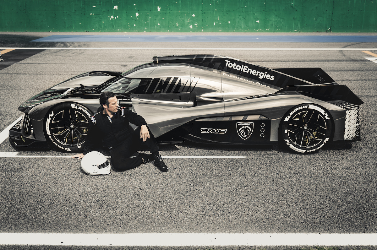 Stefano Accorsi porta in pista la nuova Peugeot 908 9X8 Hypercar Stefano Accorsi porta in pista la nuova Peugeot 908 9X8 Hypercar