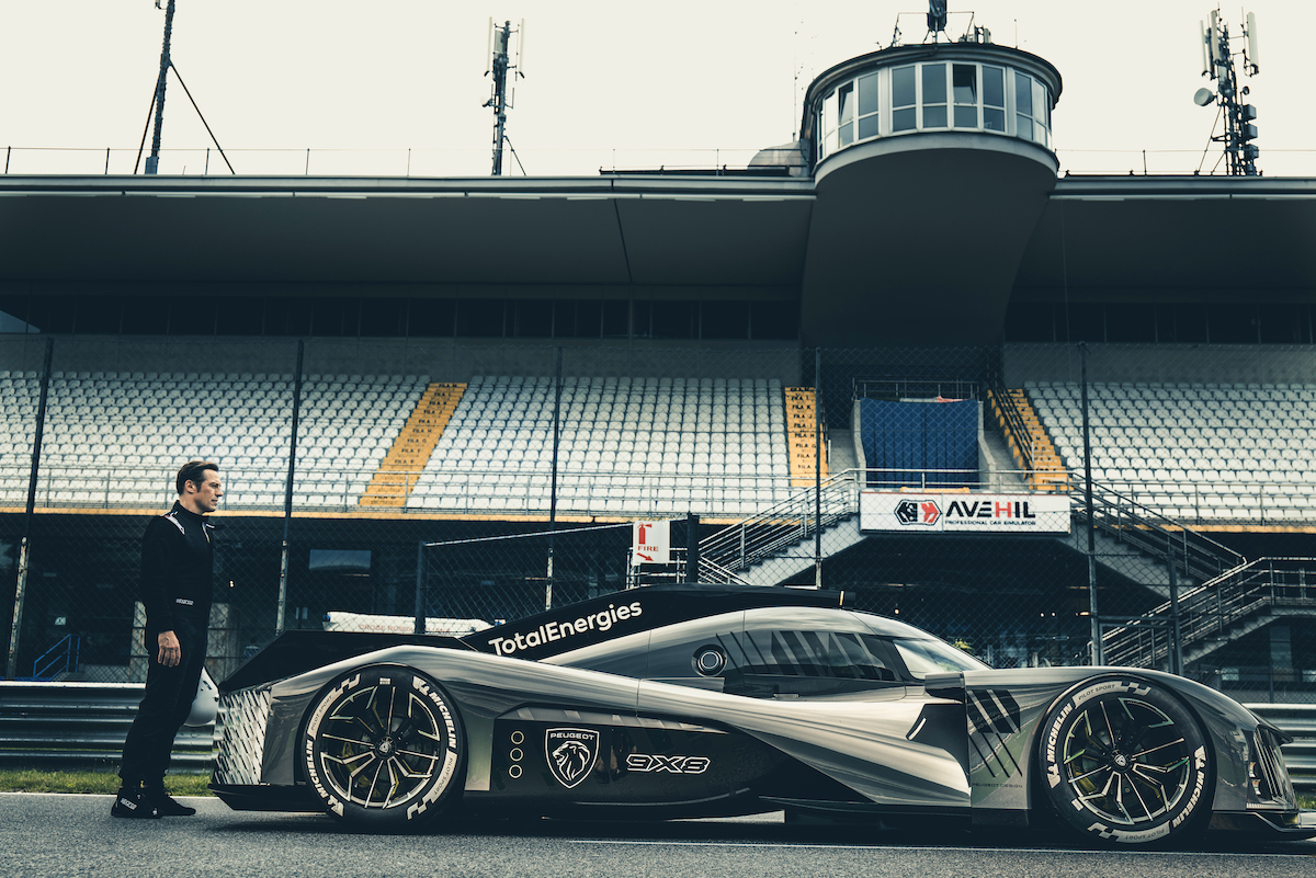 Stefano Accorsi porta in pista la nuova Peugeot 908 9X8 Hypercar Stefano Accorsi porta in pista la nuova Peugeot 908 9X8 Hypercar