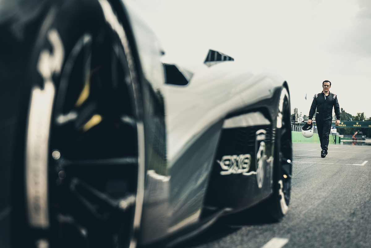 Stefano Accorsi porta in pista la nuova Peugeot 908 9X8 Hypercar Stefano Accorsi porta in pista la nuova Peugeot 908 9X8 Hypercar