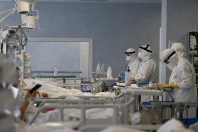 Catanzaro, medici fuggivano dal Covid. “Assenteismo”, 41 indagati
