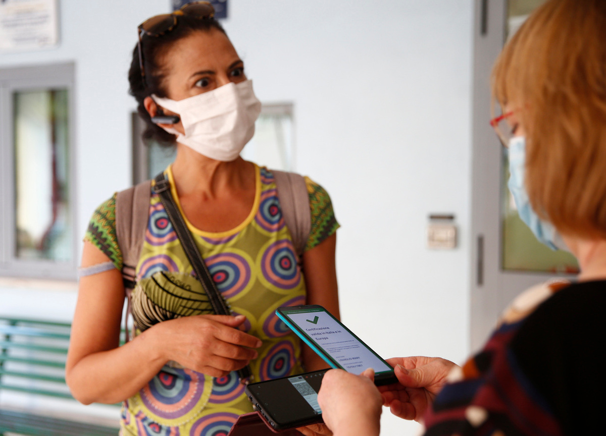 Green Pass, ma quale impennata dei vaccini. Crescono solo i certificati medici Green Pass, ma quale impennata dei vaccini. Crescono solo i certificati medici