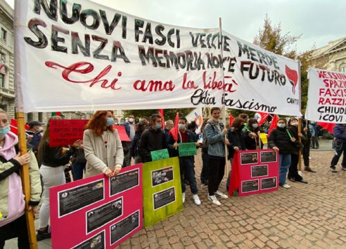 Lobby nera: presidio antifascista davanti a Palazzo Marino. FOTO